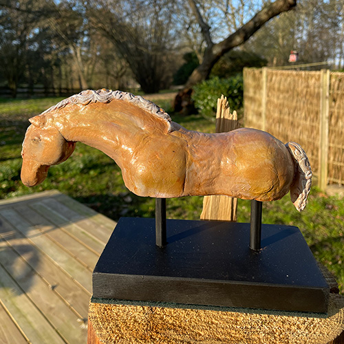 Unica hesteskulptur i selvtørende ler